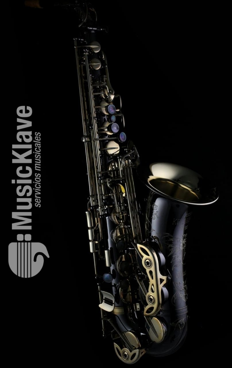Detalle de un saxofón de MusicKlave sobre fondo negro
